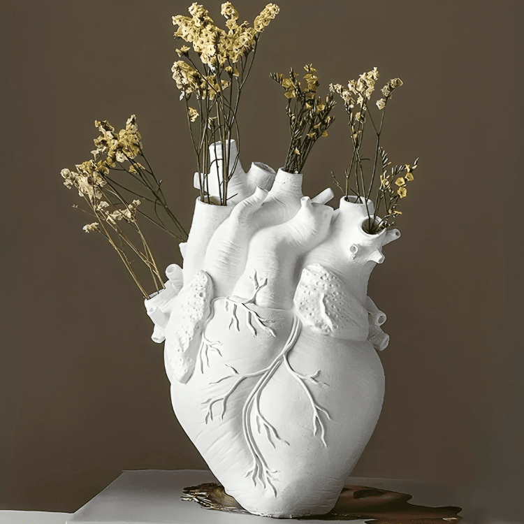 Front view of the PLTNRTZ® Amor Heart Vase in classic white, offering a minimalist and timeless appeal.